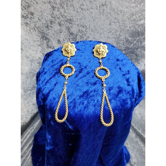 vintage gold tone medieval inspired shield with twisted cable dangle earrings - Picture 4 of 4